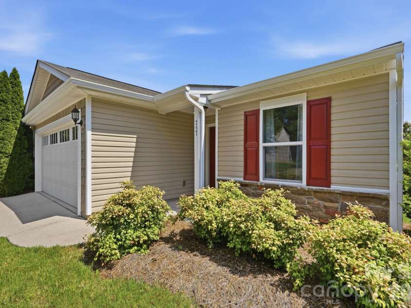 757 Willow Creek Drive, Gastonia, NC 28054.  MLS# CAR4398894, YatesRealty ID 37608. 