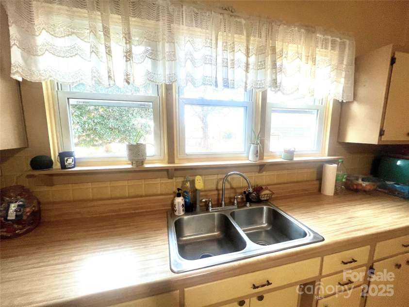 2940 Ambrose Drive, Gastonia, NC 28056.  MLS# CAR4230621, YatesRealty ID 3761. 
