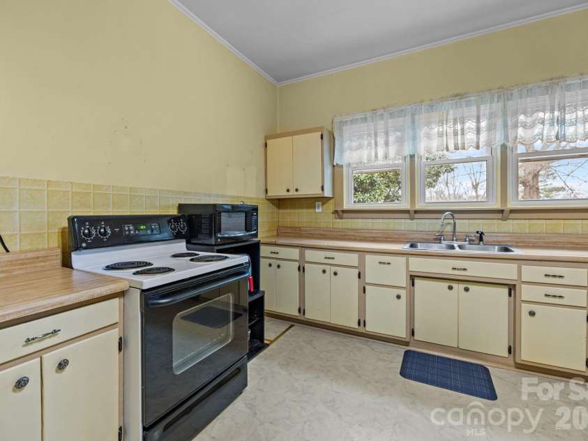 2940 Ambrose Drive, Gastonia, NC 28056.  MLS# CAR4337211, YatesRealty ID 3761. 