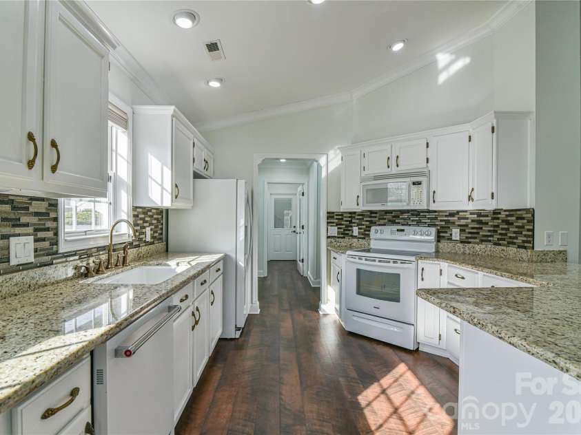4 Heather Way, Candler, NC 28715.  MLS# CAR4355118, YatesRealty ID 3761. Open Kitchen with granite counters