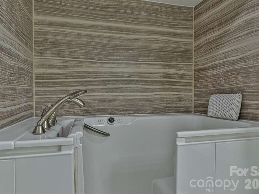 4 Heather Way, Candler, NC 28715.  MLS# CAR4355118, YatesRealty ID 3761. Walk in jetted tub