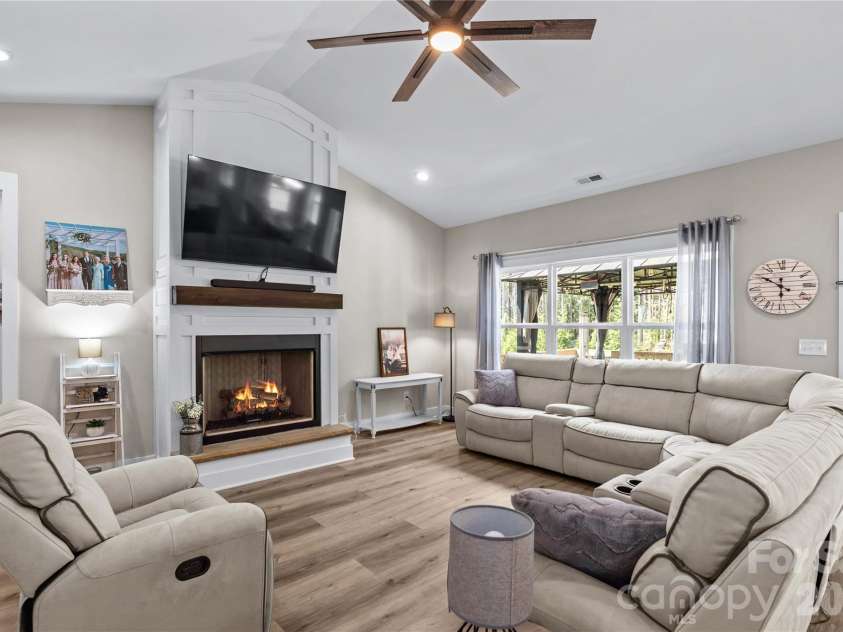 2512 Shuford Road, Lincolnton, NC 28092.  MLS# CAR4400936, YatesRealty ID 37610. Great room
