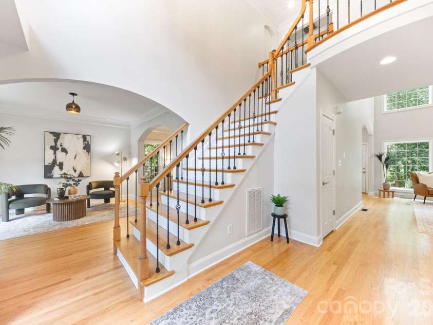 5355 Shannamara Drive, Matthews, NC 28104.  MLS# CAR4400014, YatesRealty ID 37611. 2 story foyer