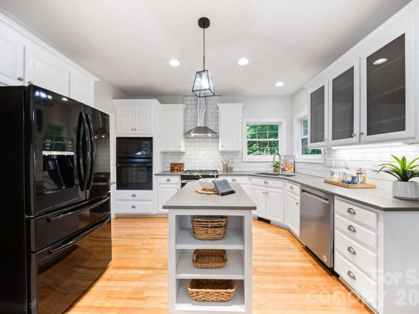 5355 Shannamara Drive, Matthews, NC 28104.  MLS# CAR4400014, YatesRealty ID 37611. Updated kitchen with gas range