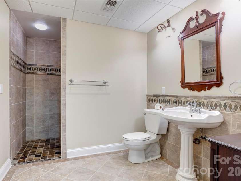 6015 Graburns Ford Drive, Charlotte, NC 28269.  MLS# CAR4402228, YatesRealty ID 37615. Basement Full Bath