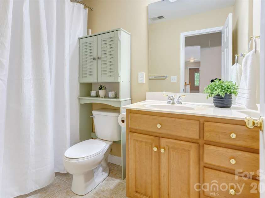 6015 Graburns Ford Drive, Charlotte, NC 28269.  MLS# CAR4402228, YatesRealty ID 37615. Full Bath
