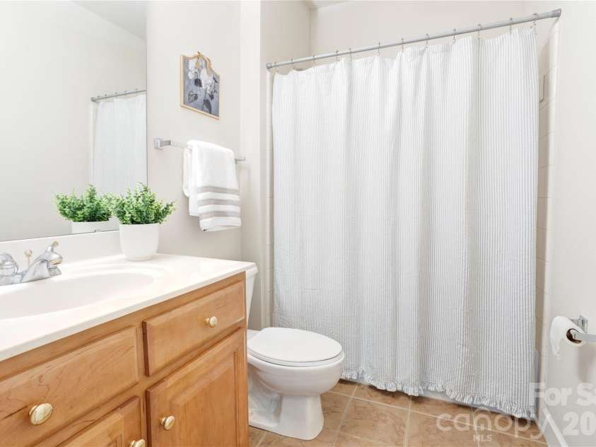 6015 Graburns Ford Drive, Charlotte, NC 28269.  MLS# CAR4402228, YatesRealty ID 37615. Full Bath on Main