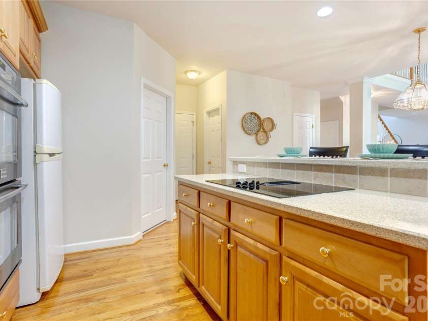 6015 Graburns Ford Drive, Charlotte, NC 28269.  MLS# CAR4402228, YatesRealty ID 37615. Kitchen