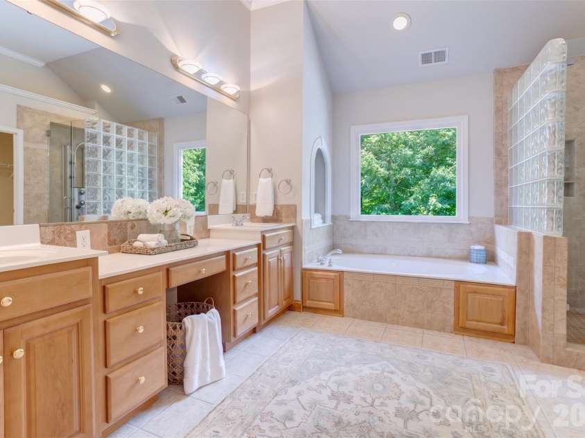 6015 Graburns Ford Drive, Charlotte, NC 28269.  MLS# CAR4402228, YatesRealty ID 37615. Primary Bath