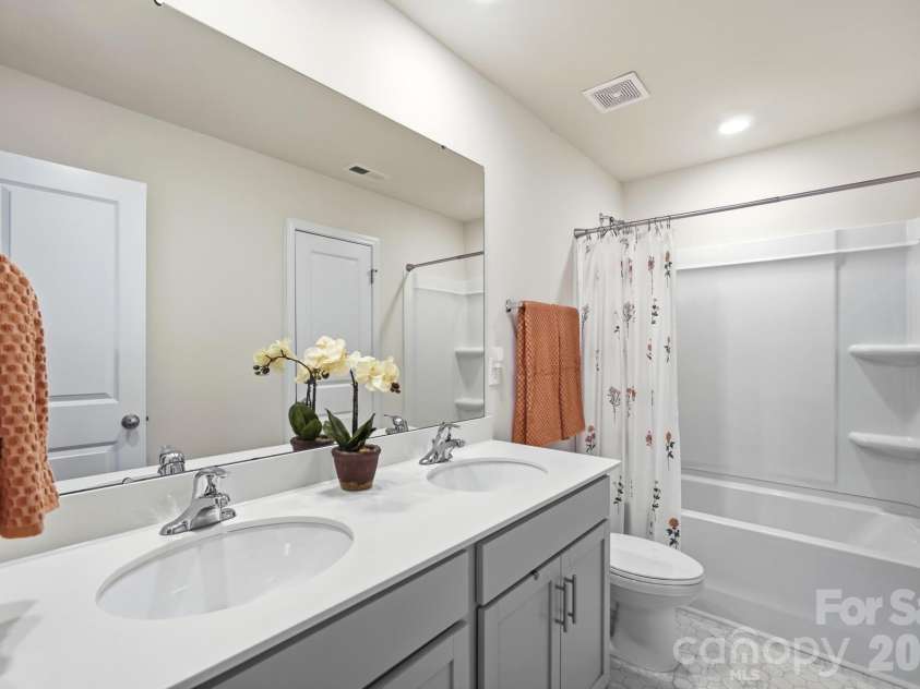 170 Giant Oak Avenue, Statesville, NC 28677.  MLS# CAR4401965, YatesRealty ID 37618. Full Bath on Upper Level.