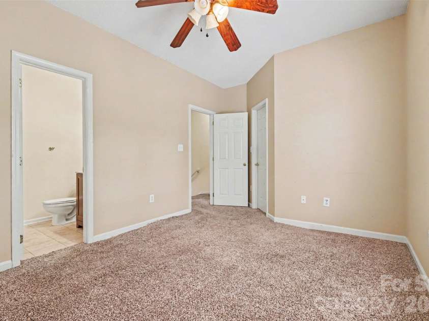 6414 Mallard View Lane, Charlotte, NC 28269.  MLS# CAR4401779, YatesRealty ID 37621. 