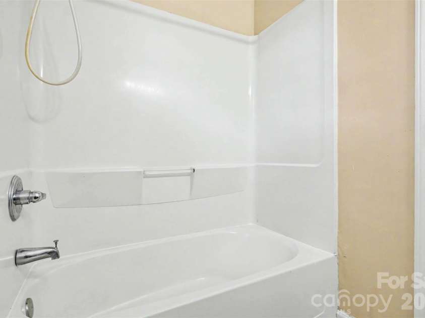6414 Mallard View Lane, Charlotte, NC 28269.  MLS# CAR4401779, YatesRealty ID 37621. 