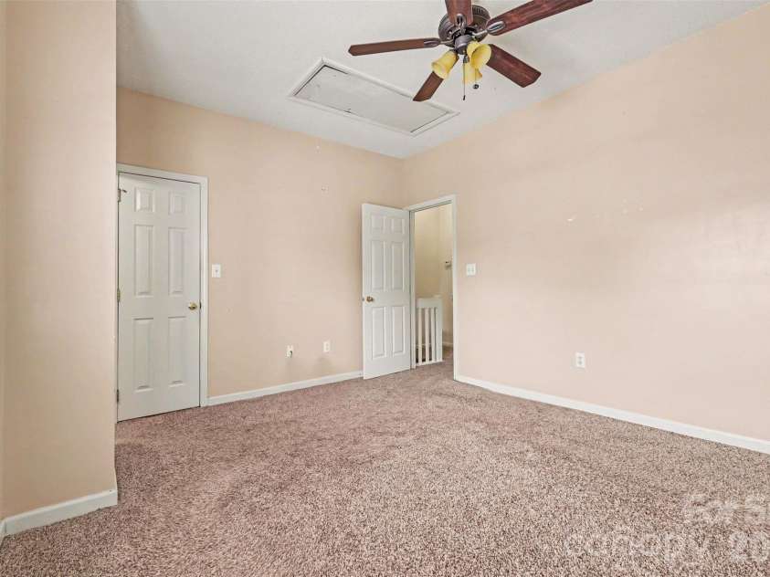 6414 Mallard View Lane, Charlotte, NC 28269.  MLS# CAR4401779, YatesRealty ID 37621. 