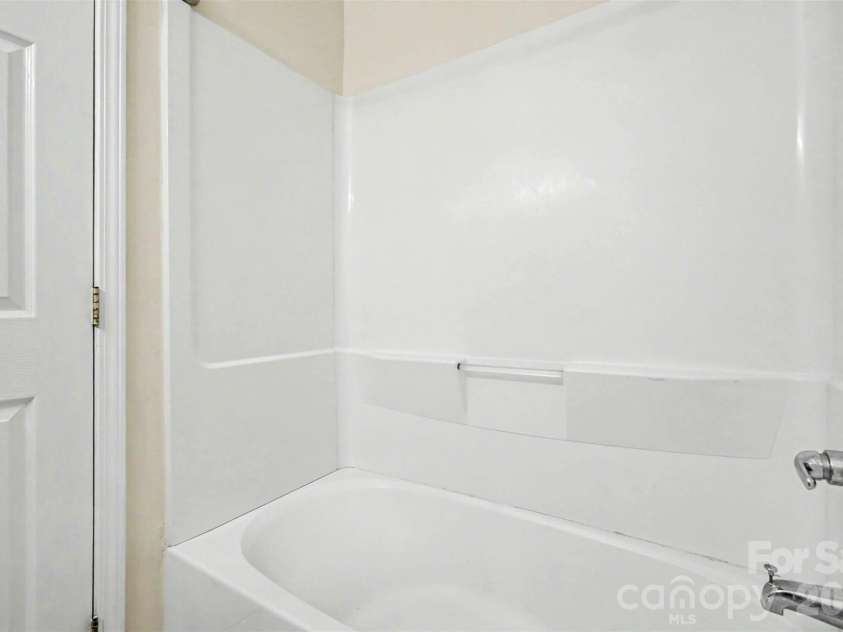 6414 Mallard View Lane, Charlotte, NC 28269.  MLS# CAR4401779, YatesRealty ID 37621. 
