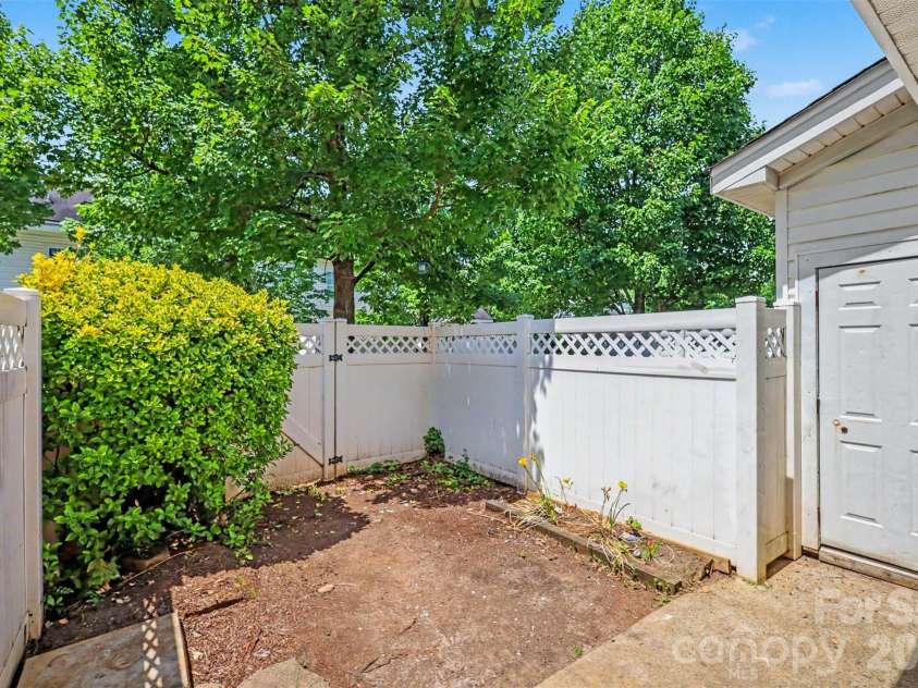 6414 Mallard View Lane, Charlotte, NC 28269.  MLS# CAR4401779, YatesRealty ID 37621. 