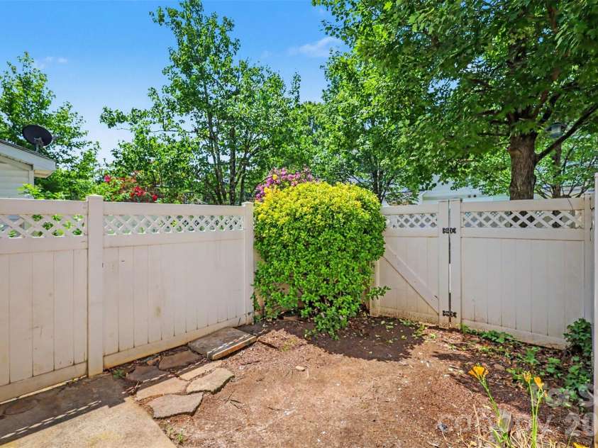 6414 Mallard View Lane, Charlotte, NC 28269.  MLS# CAR4401779, YatesRealty ID 37621. 