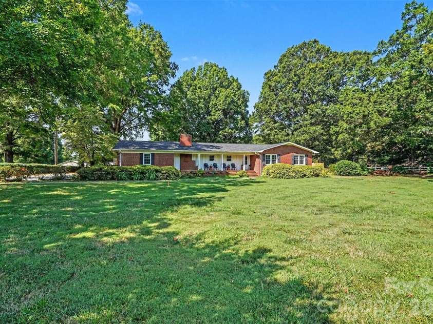 12620 Idlewild Road, Matthews, NC 28105.  MLS# CAR4401903, YatesRealty ID 37622. 