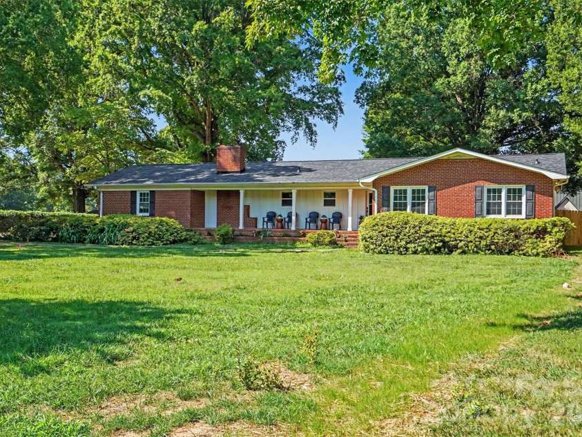 12620 Idlewild Road, Matthews, NC 28105.  MLS# CAR4401903, YatesRealty ID 37622. 
