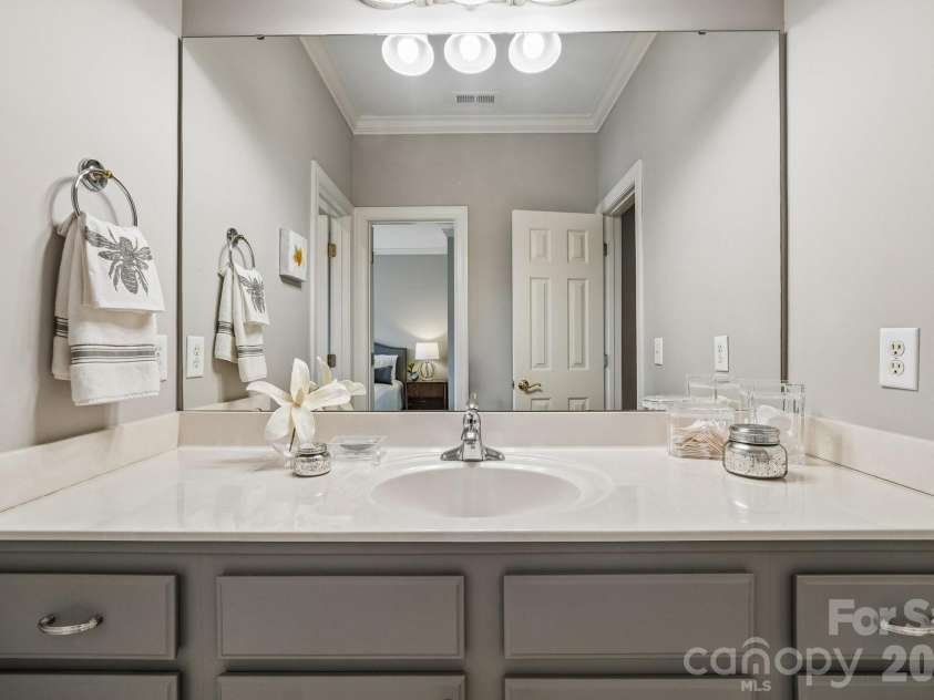 5401 Haynes Hall Place, Charlotte, NC 28270.  MLS# CAR4403065, YatesRealty ID 37623. Full bathroom