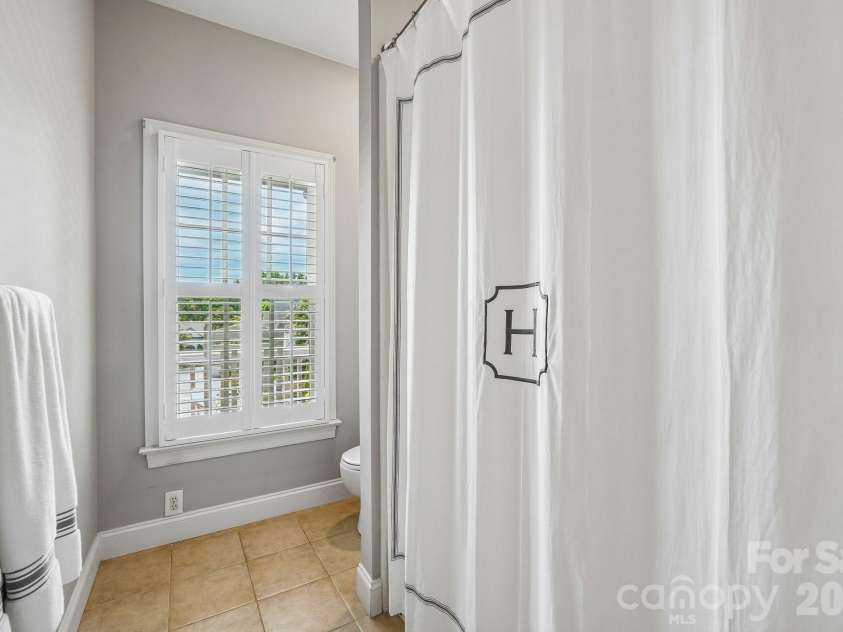 5401 Haynes Hall Place, Charlotte, NC 28270.  MLS# CAR4403065, YatesRealty ID 37623. Full bathroom