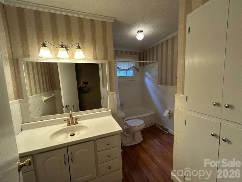 347 Hatley Circle, Concord, NC 28025.  MLS# CAR4393938, YatesRealty ID 37625. Upper Hall Full Bath