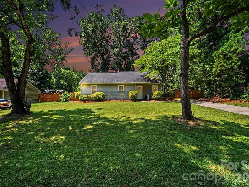 6008 Trysting Road, Charlotte, NC 28227.  MLS# CAR4396209, YatesRealty ID 37627. 