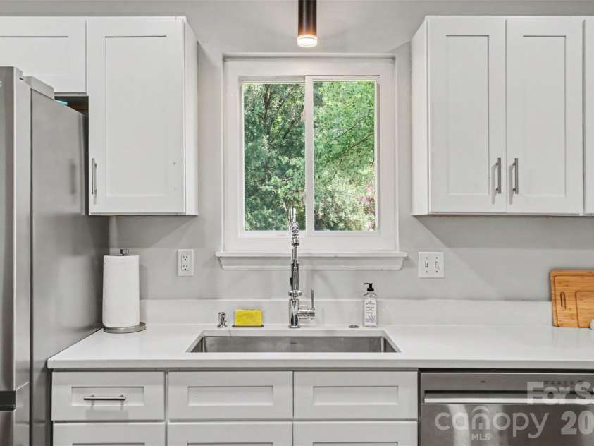 6008 Trysting Road, Charlotte, NC 28227.  MLS# CAR4396209, YatesRealty ID 37627. 