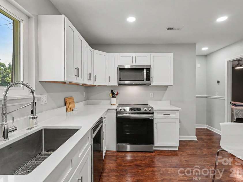 6008 Trysting Road, Charlotte, NC 28227.  MLS# CAR4396209, YatesRealty ID 37627. Kitchen