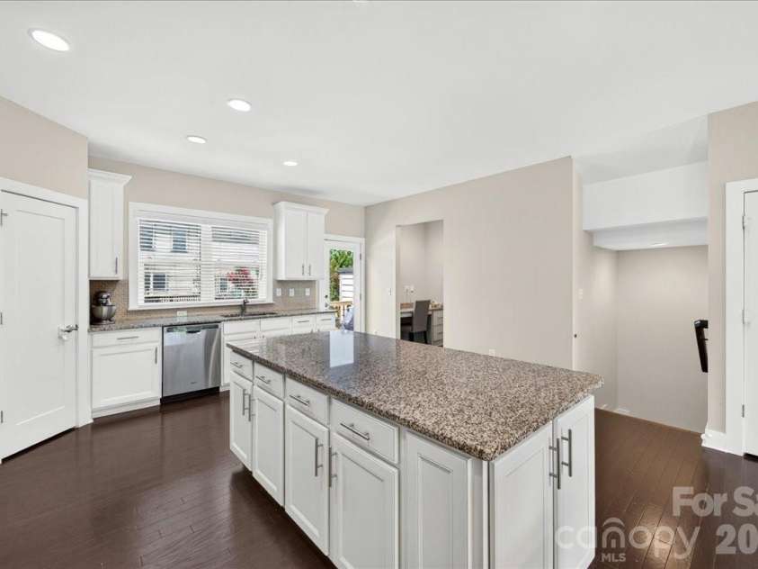 2115 Garabrandt Lane, Charlotte, NC 28204.  MLS# CAR4402454, YatesRealty ID 37629. 