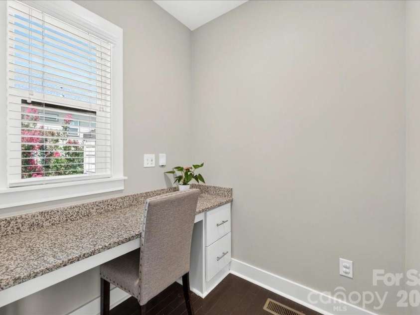 2115 Garabrandt Lane, Charlotte, NC 28204.  MLS# CAR4402454, YatesRealty ID 37629. 