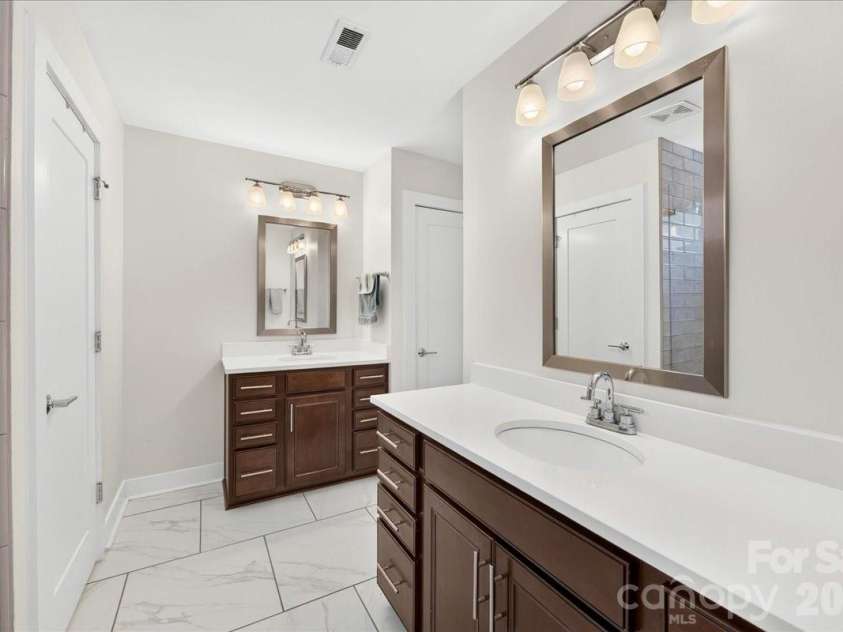 2115 Garabrandt Lane, Charlotte, NC 28204.  MLS# CAR4402454, YatesRealty ID 37629. 