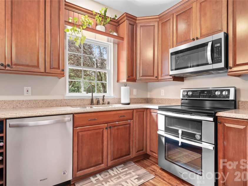 9407 Willow Tree Lane, Charlotte, NC 28277.  MLS# CAR4401791, YatesRealty ID 37631. Kitchen with stainless appliances