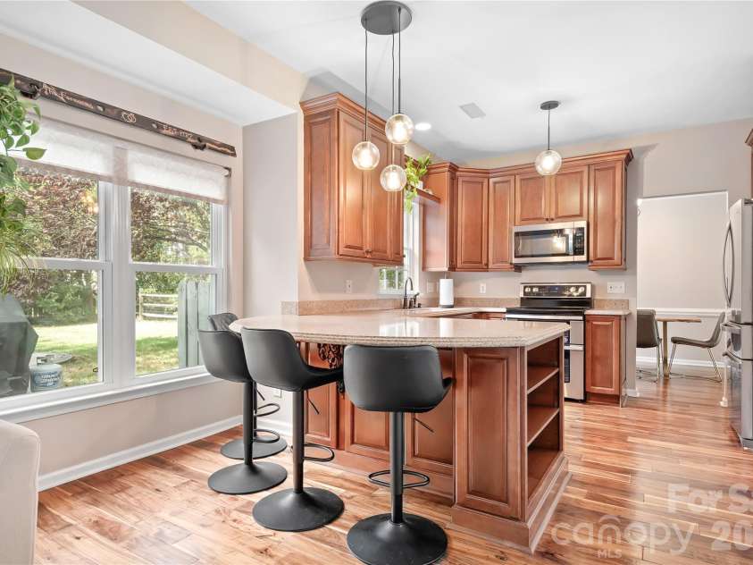 9407 Willow Tree Lane, Charlotte, NC 28277.  MLS# CAR4401791, YatesRealty ID 37631. Open kitchen the home chef will love!