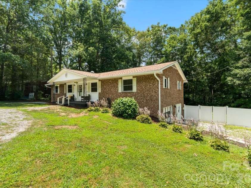 216 Dundeve Circle, Hendersonville, NC 28792.  MLS# CAR4403940, YatesRealty ID 37633. 