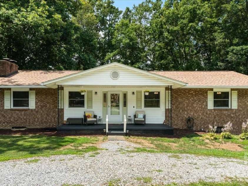 216 Dundeve Circle, Hendersonville, NC 28792.  MLS# CAR4403940, YatesRealty ID 37633. 