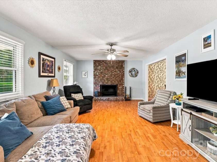 216 Dundeve Circle, Hendersonville, NC 28792.  MLS# CAR4403940, YatesRealty ID 37633. 