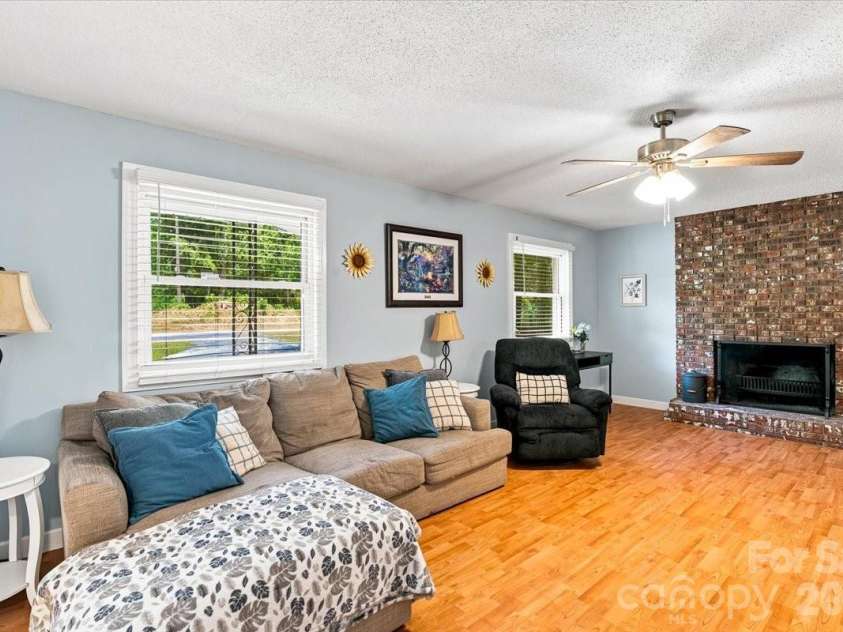 216 Dundeve Circle, Hendersonville, NC 28792.  MLS# CAR4403940, YatesRealty ID 37633. 