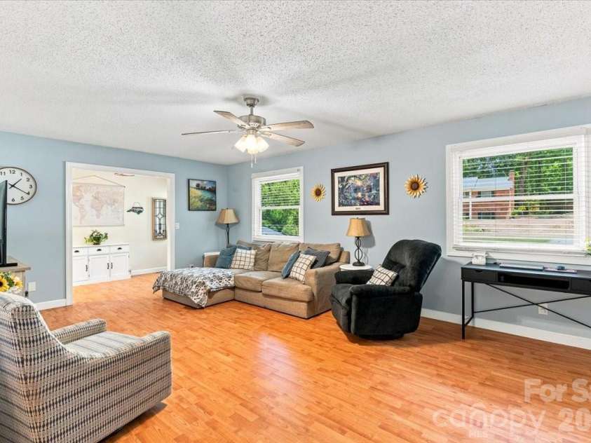 216 Dundeve Circle, Hendersonville, NC 28792.  MLS# CAR4403940, YatesRealty ID 37633. 