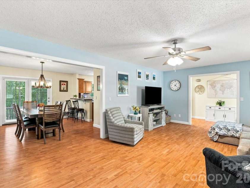 216 Dundeve Circle, Hendersonville, NC 28792.  MLS# CAR4403940, YatesRealty ID 37633. 