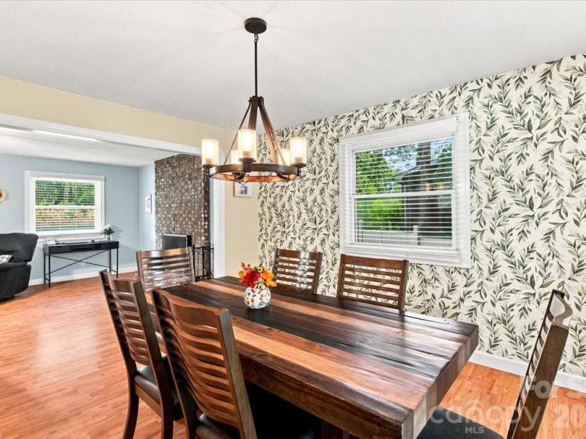 216 Dundeve Circle, Hendersonville, NC 28792.  MLS# CAR4403940, YatesRealty ID 37633. 