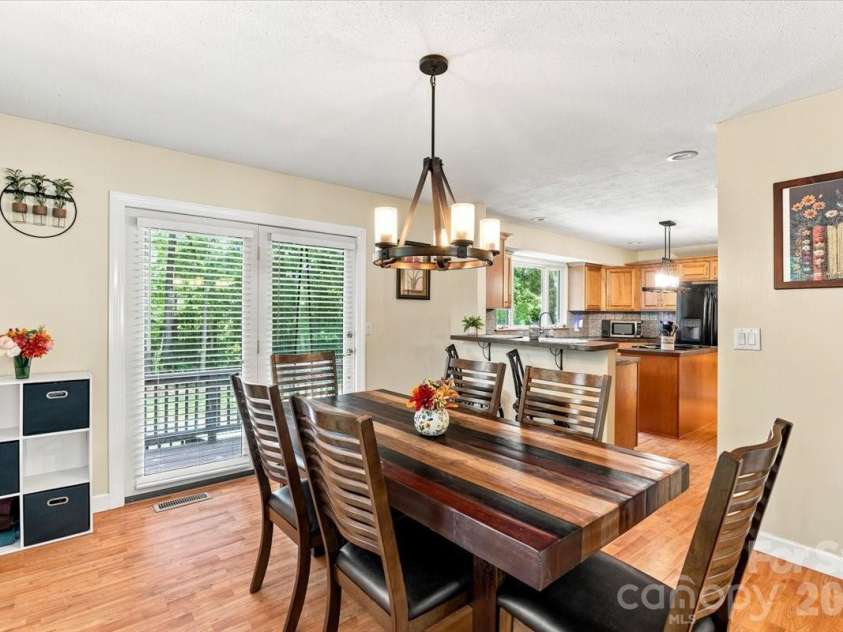 216 Dundeve Circle, Hendersonville, NC 28792.  MLS# CAR4403940, YatesRealty ID 37633. 