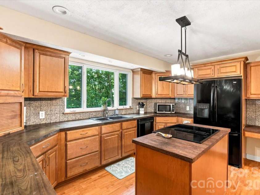 216 Dundeve Circle, Hendersonville, NC 28792.  MLS# CAR4403940, YatesRealty ID 37633. 