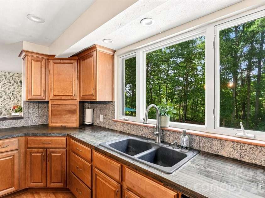 216 Dundeve Circle, Hendersonville, NC 28792.  MLS# CAR4403940, YatesRealty ID 37633. 