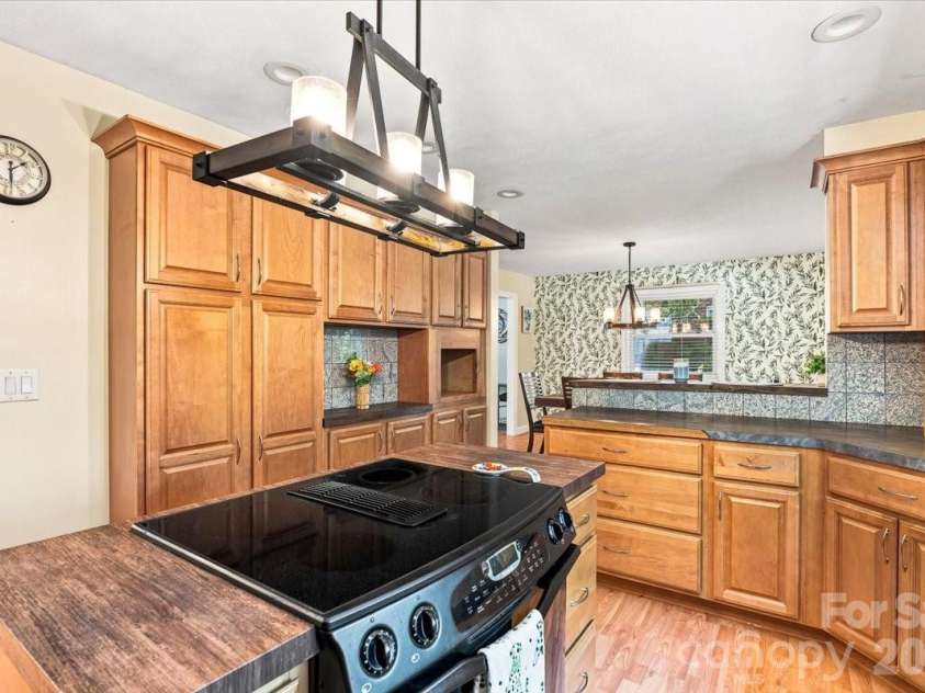 216 Dundeve Circle, Hendersonville, NC 28792.  MLS# CAR4403940, YatesRealty ID 37633. 