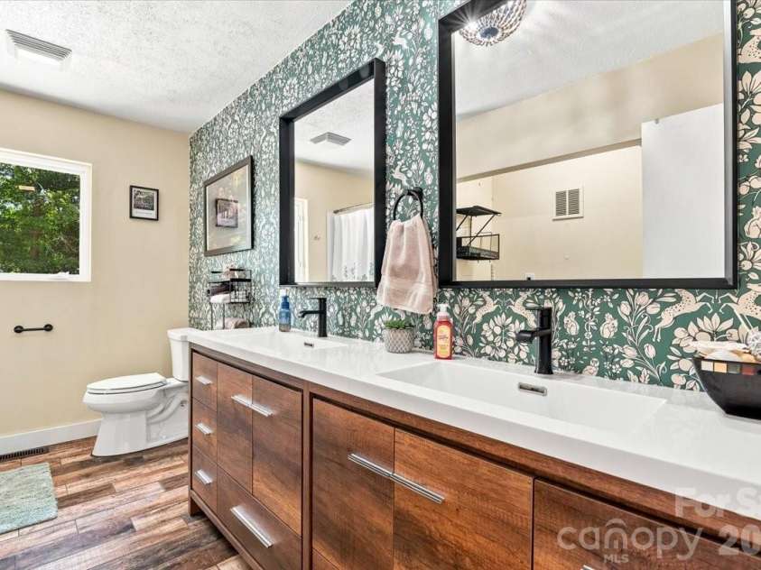 216 Dundeve Circle, Hendersonville, NC 28792.  MLS# CAR4403940, YatesRealty ID 37633. 