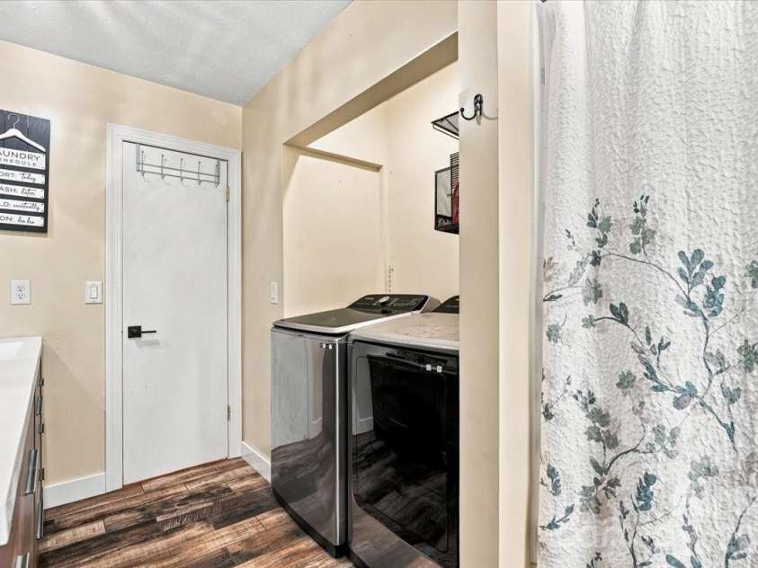 216 Dundeve Circle, Hendersonville, NC 28792.  MLS# CAR4403940, YatesRealty ID 37633. 