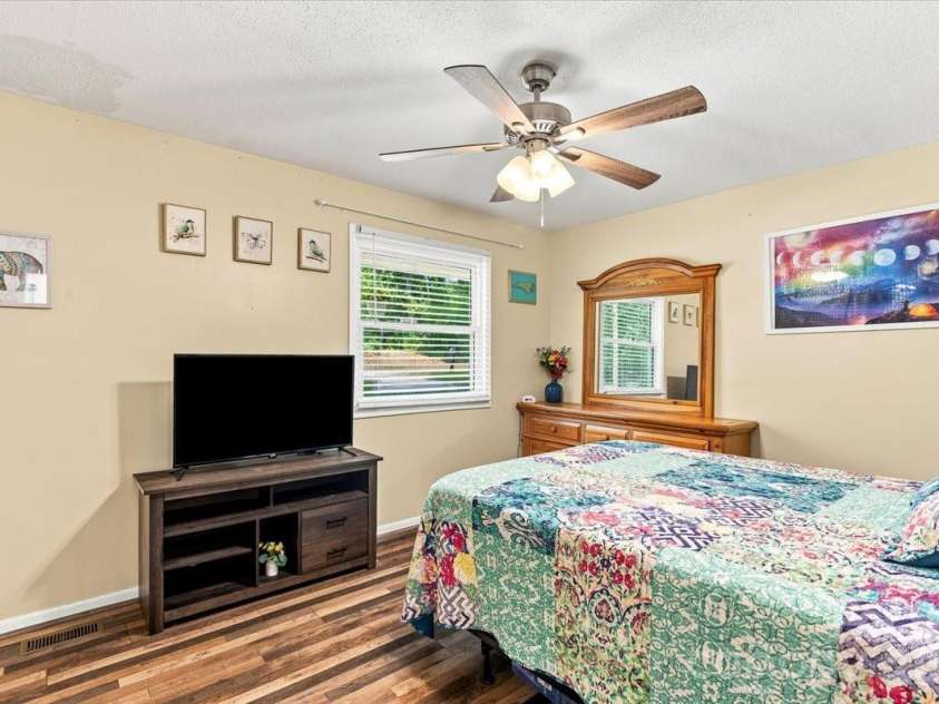 216 Dundeve Circle, Hendersonville, NC 28792.  MLS# CAR4403940, YatesRealty ID 37633. 