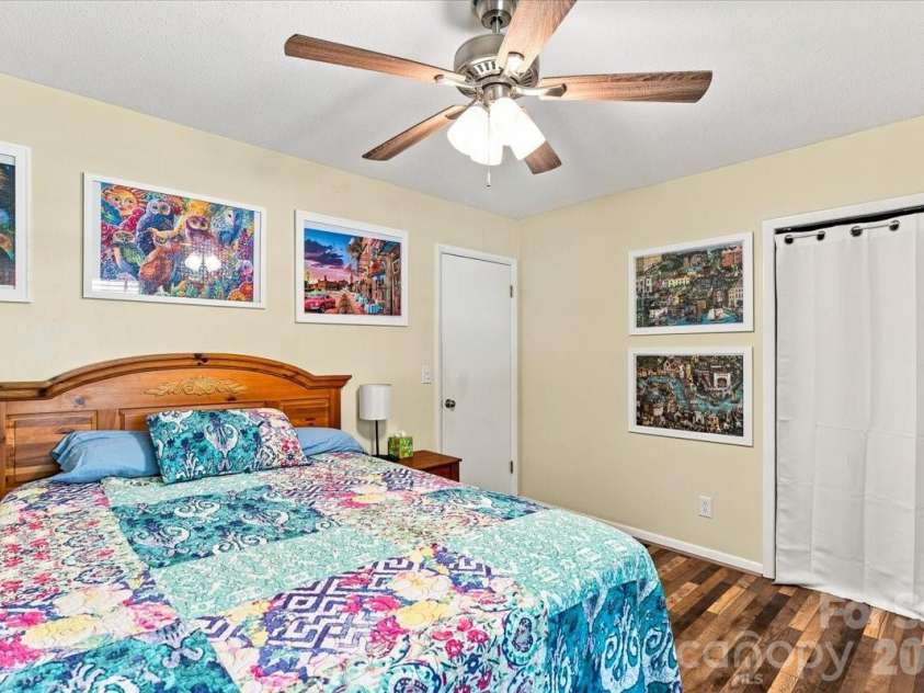 216 Dundeve Circle, Hendersonville, NC 28792.  MLS# CAR4403940, YatesRealty ID 37633. 