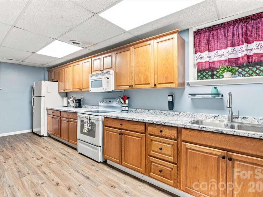 216 Dundeve Circle, Hendersonville, NC 28792.  MLS# CAR4403940, YatesRealty ID 37633. 
