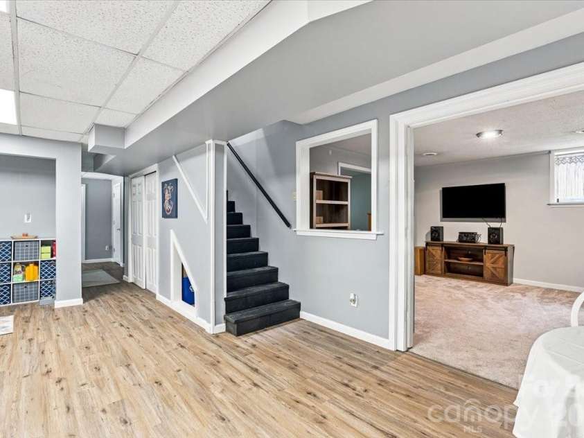 216 Dundeve Circle, Hendersonville, NC 28792.  MLS# CAR4403940, YatesRealty ID 37633. 